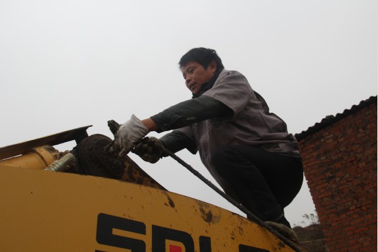 1513739324459407.jpg 鏟車保養(yǎng).jpg