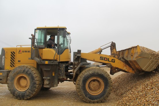 1513739372117390.jpg 鏟車司機進行礫石轉(zhuǎn)堆.jpg