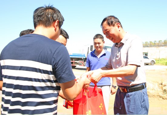 1534387167662947.jpg 鐘總慰問(wèn)-1.jpg